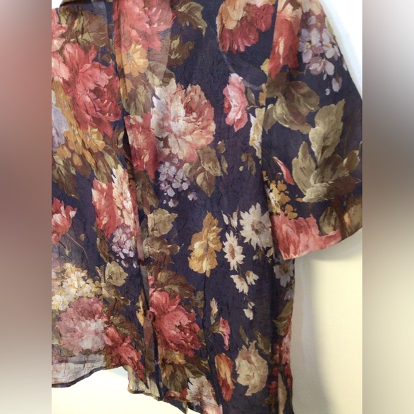 Miss Dorby floral button down blouse with back slit and button detail size 12 - Picture 7 of 9